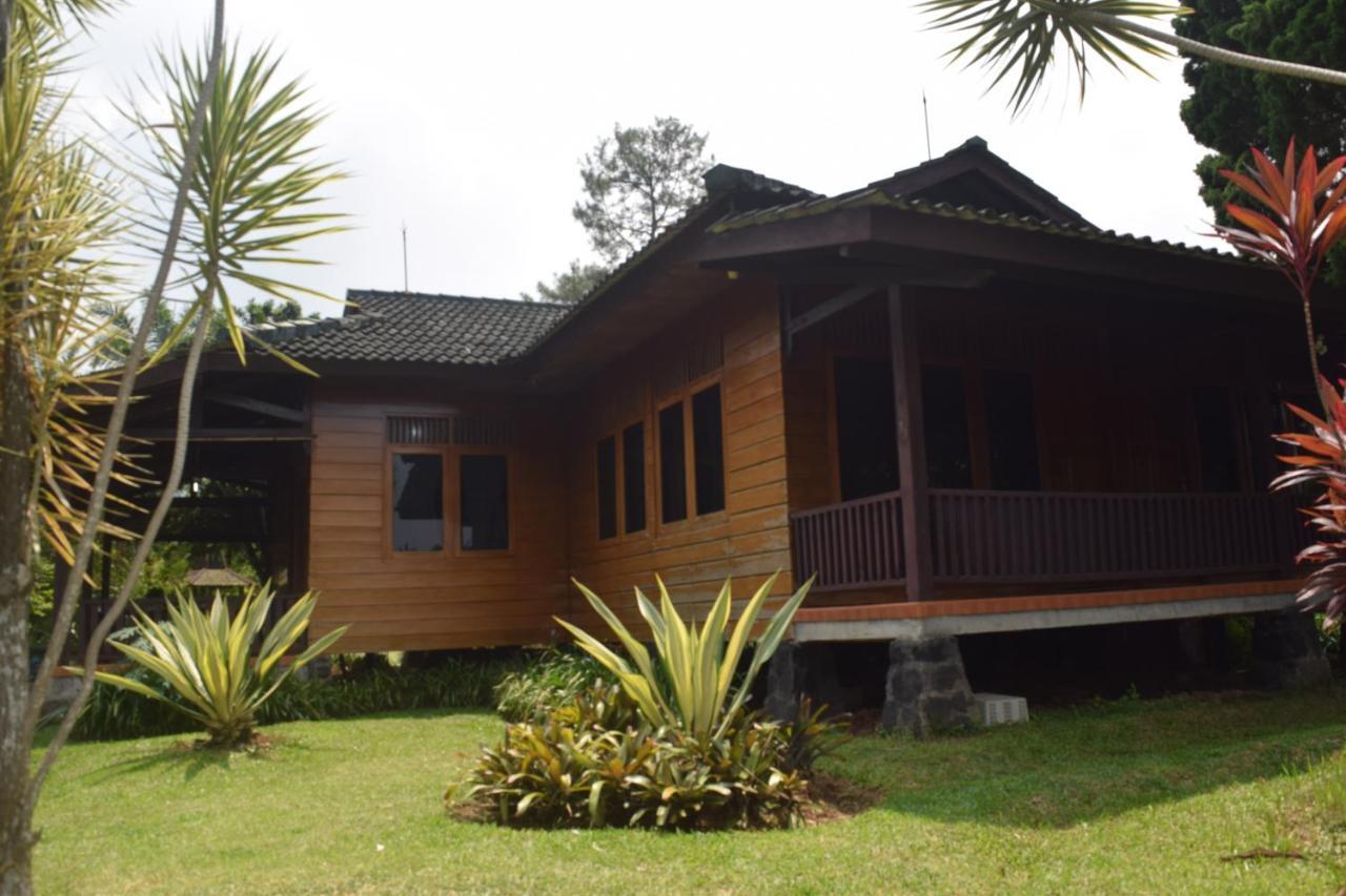 Villa Tenjolaya Park Bogor